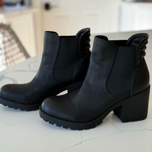 Dirty Laundry – Levi Block Heel Chelsea Boot